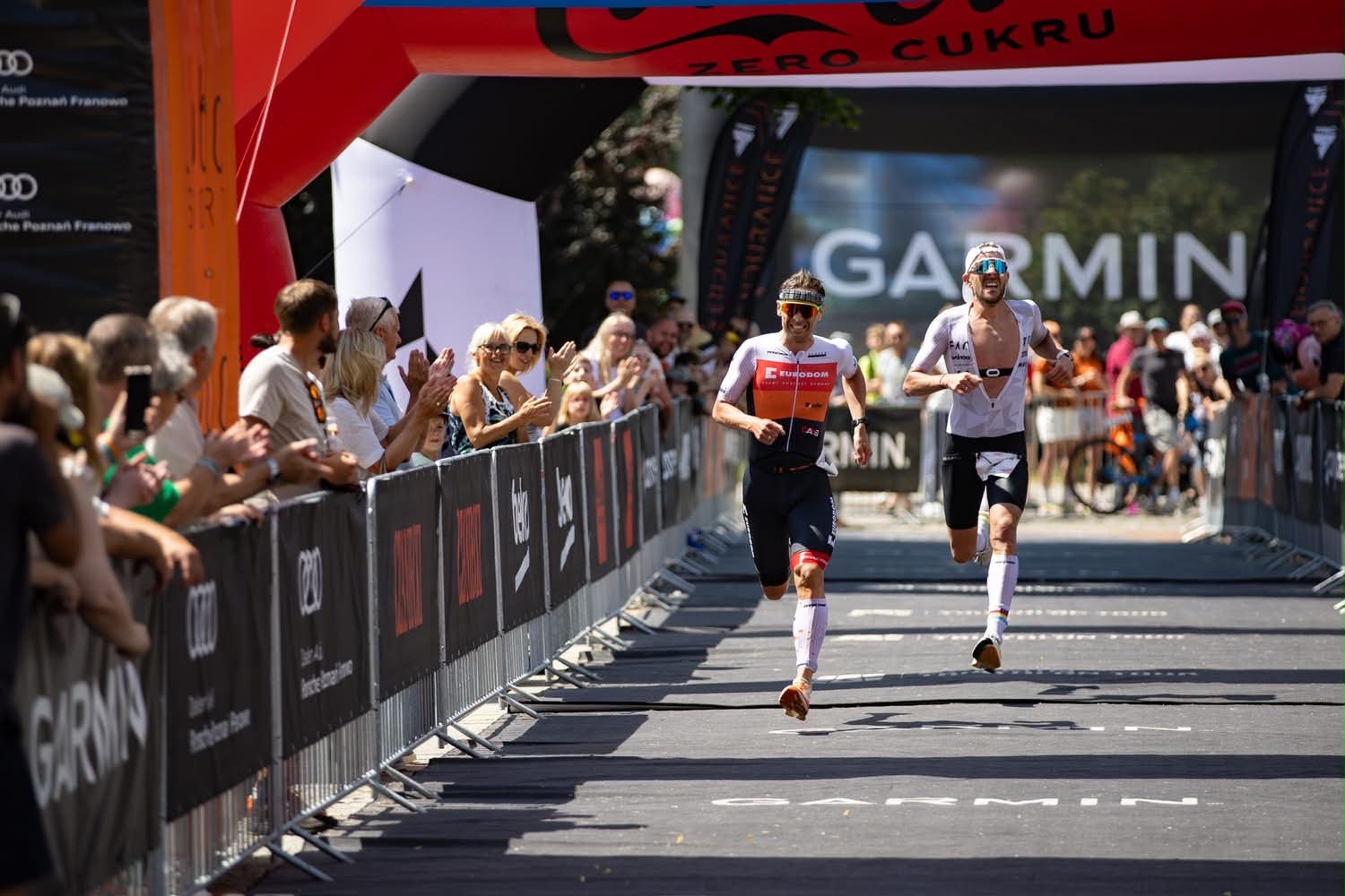 Walka na ostatnich metrach biegu triathlonowego