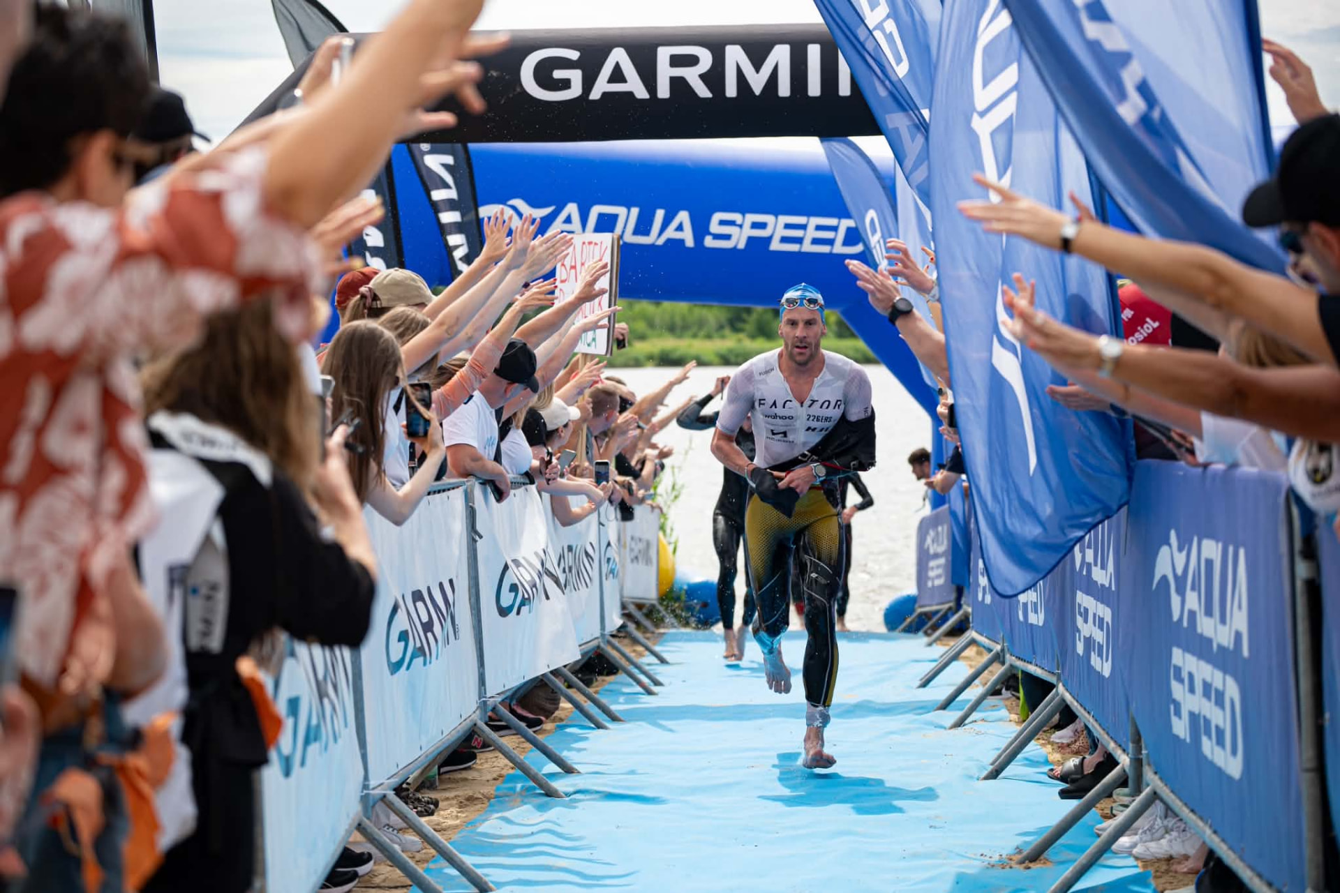 Wyjście z wody podczas zawodów triathlonowych